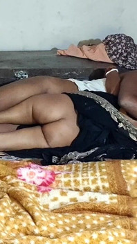 Real Desi Indiska kvinnor första gången tight fitta XXX med sin pojkvän. Hindi ljud.