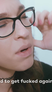 Mi-a venit atât de tare! Emily Vs Fuckmachine