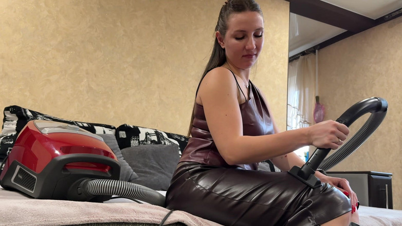 Hottie goddess: Miele сосет мою юбку и кожу в видео от первого лица