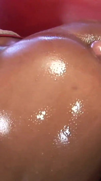 Megan Pryce de pele negra fode pau preto na bunda dela e faz ele gozar