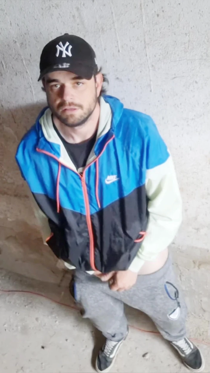 jerkofflover: Em um prédio abandonado onde eu vou para me masturbar