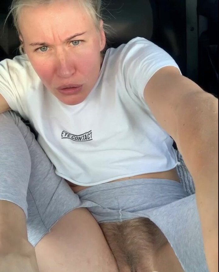 DINA LIGHT: 指しゃぶりと指でお尻を刺激する