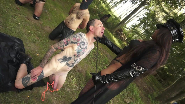 BDSM Deutschland: Латина господиня змушує рабів поклонятися її ногам, фемдом