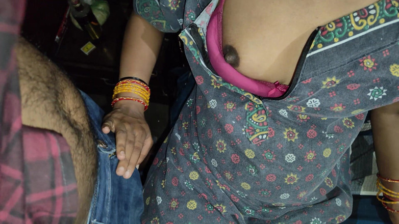 Kavyabhabhi: Hete Indische vrouw wrijft lul in haar tieten en krijgt...