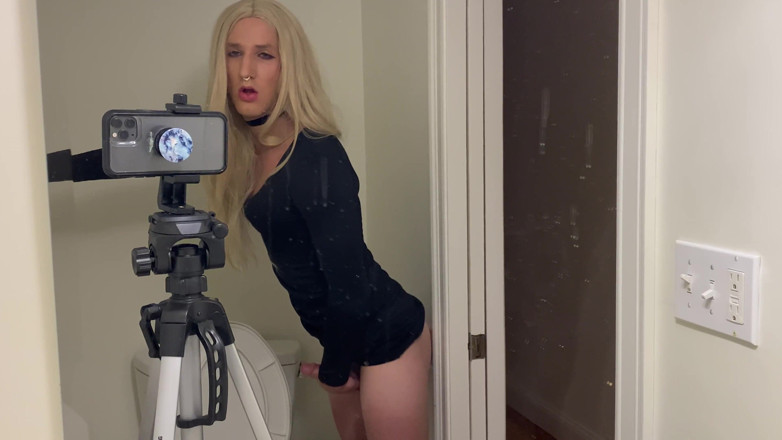 Sissy Bailey Wilde: Travestito caldo viene scopato da un dildo eiaculazione