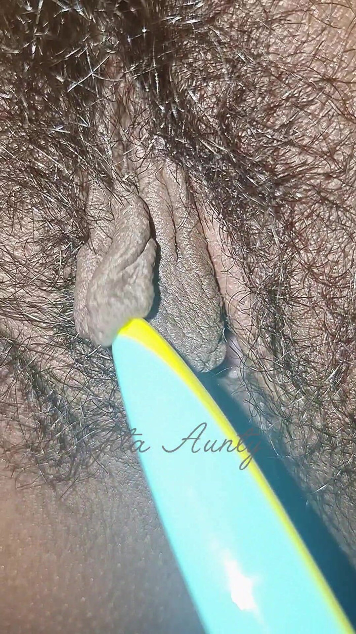 Indian aunty sex: The Village Woman Is Showing Her Large Pussy