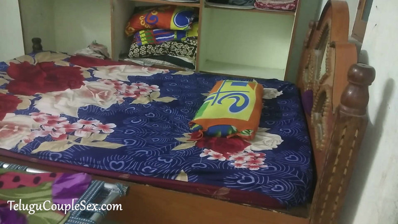 Indian college girls sex: Frumoasa soție telugu futută în dormitor în timp ce gătește, cu vorbe...