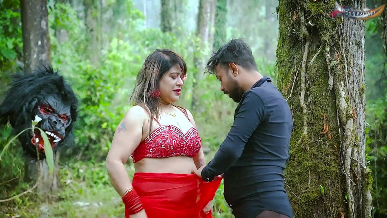Desi Bold Movies: Bij het zien van de grote melkvrouw, kwam de leider...