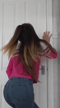 청바지에 갇혀 오줌을 젖게 하는 절망