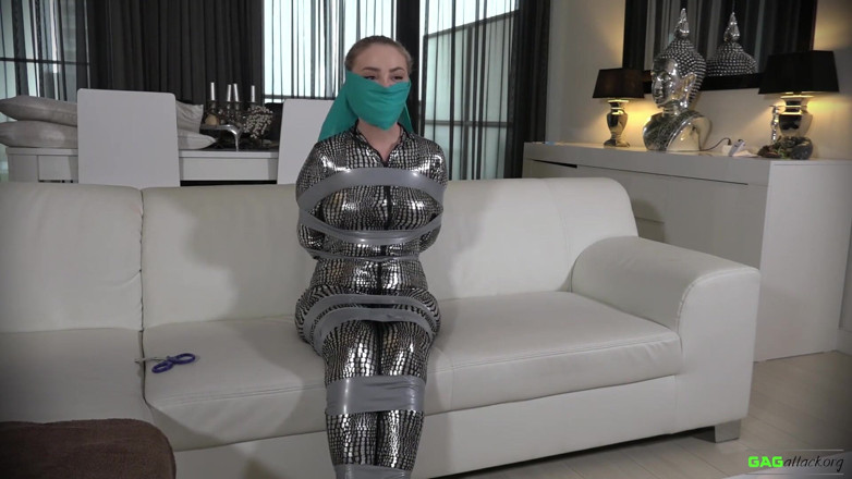 Gag Attack: Aubrey - kedi kıyafeti içinde bant esareti