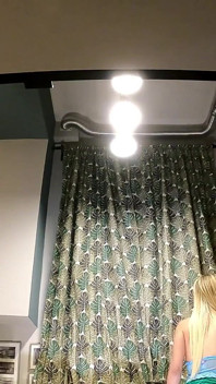 Bini blonde kecil molek yang bertetek besar dalam baju tembus pandang tanpa bra di dapur menunjukkan pepek dan pantat besar bogelnya