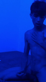 Dotado latino dançando em seu quarto até ele tirar todo o leite do pau