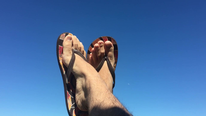 Manlyfoot: Piedi nell'aria come me solo non se ne frega