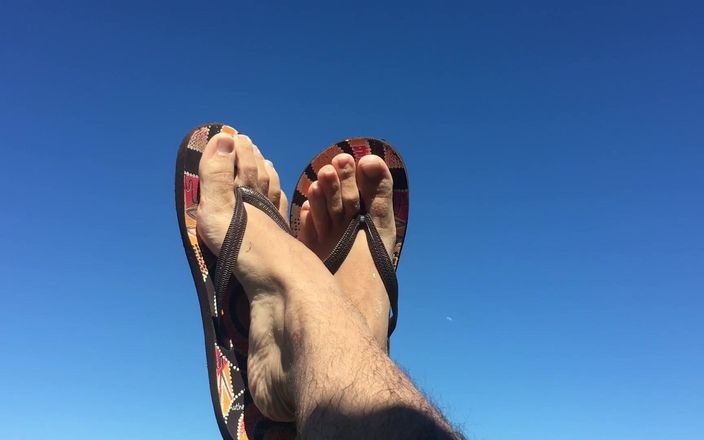 Manly foot: Kaki di atas udara kayaknya aku nggak peduli