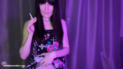 Matilda Faverline: Sexy žena kouří cigarety a svléká se k hudbě