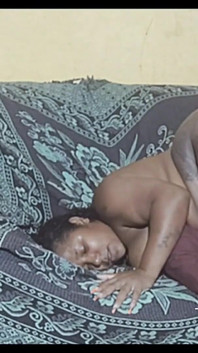 Madrinha De Pau Grande Enfiando Totalmente No Seu Rabo Un Galo Grande E Grosso No Sofa
