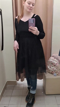 Jakie słowa wpadną ci do głowy, gdy patrzysz na rudowłosą kochankę w czarnej sukience?