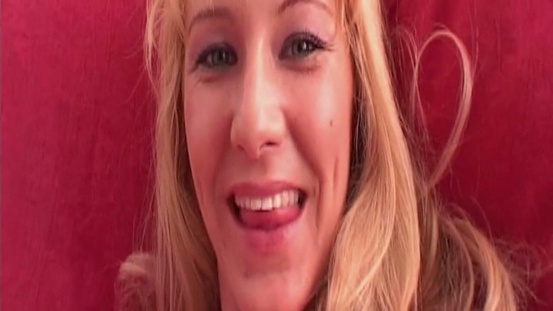 BANGORA RETRO CLUB: Blondine neukt zichzelf met roze en paarse dildo's