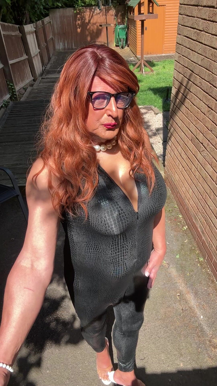 Kellycd2022: 穿着黑色 pvc 紧身连衣裤和高跟鞋的性感 Crossdresser Kellycd2022