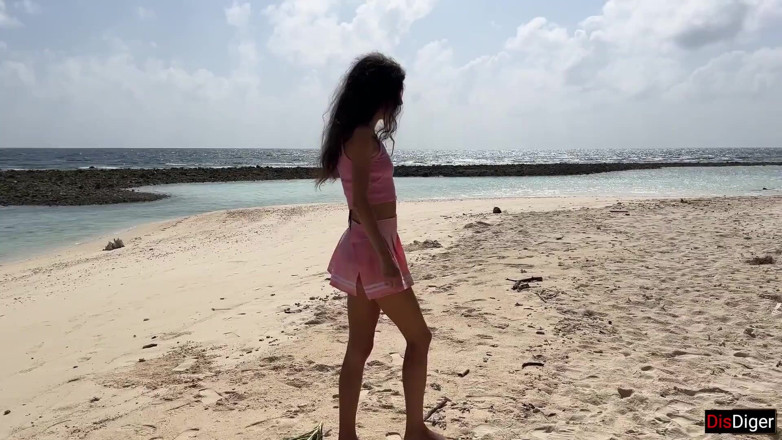 Dis Diger: Katty hace pis poderosamente en la playa y le doy...