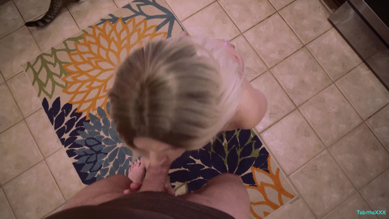 TabithaXXX: Mami hijastro, sexo caliente en la cocina durante las vacaciones...