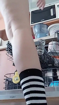 Figa pelosa della mora, grandi tette, donna pelosa sensuale in cucina. Sexy mamma, figa pelosa, culo grosso
