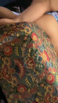 Baby-stiefmutter stöhnt leidenschaftlich