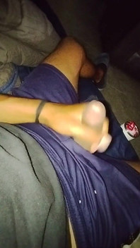 Le gars rentre à la maison orgasmé