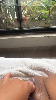 Komşularım geçerken mastürbasyon yaptığım için ciddi şekilde büyülendim