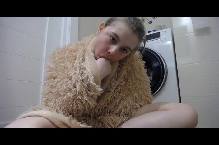 JuiceLussie: Dziewczyna masturbuje się jej nastolatka różowa cipka Zbliżenie i odbijając...