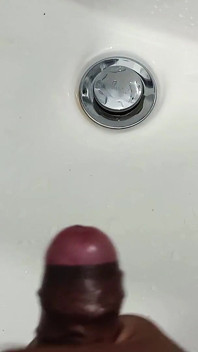 Penis met roze hoofd komt klaar in de gootsteen - lekker sperma van een mollige jongen