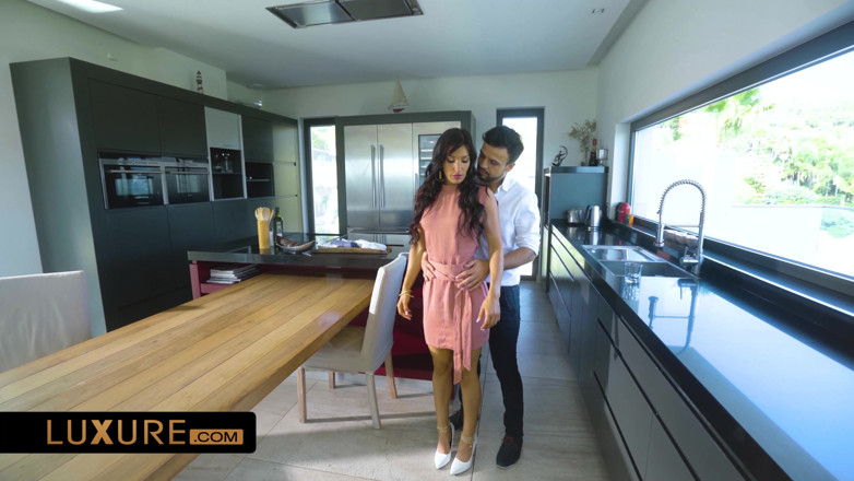 Luxure: Keinginan mengejut dengan Bella Tina