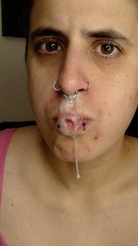 Une fille malade fait un sur son visage
