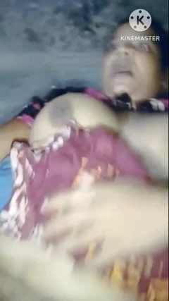 Tante seksi ini lagi asik muasin memek tante seksi ini