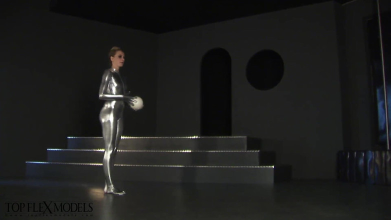 Flexilady: Kontortion dalam Shiny Catsuit