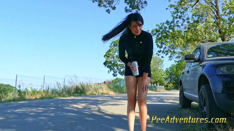 Pee Adventures: 작은 숲에 서 있는 반바지를 입은 오줌