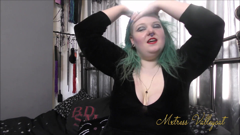 Mxtress Valleycat: Blue oval nails show off