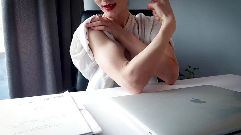 Lanreta: Buổi biểu diễn cơ bắp tại văn phòng cho đồng nghiệp