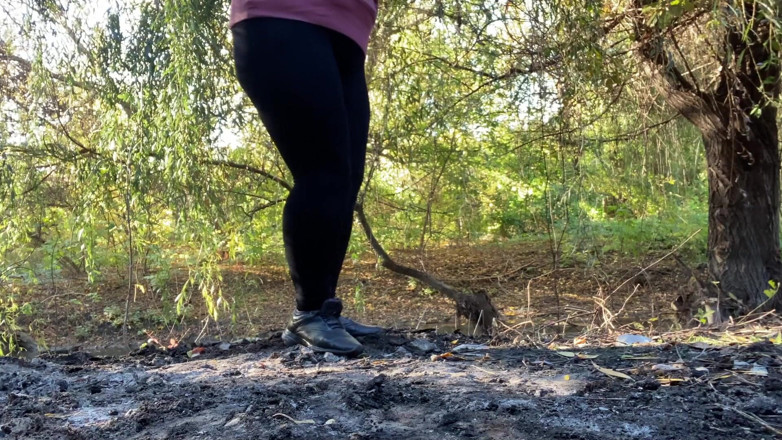 Elena: Meando en la naturaleza y todas las salpicaduras en tu...