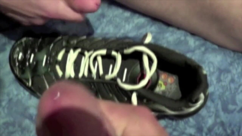 Sneaker gay: Francouzská dvojčata se přidávají k sexu s chodidly a chodidly
