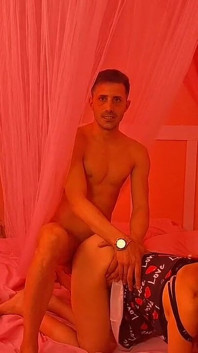 Rozwal bardzo napaloną MILF na łóżku Barby