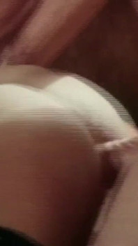 Una miLF arrapata con una figa pelosa è felice di farsi scopare dal suo amico con un grosso cazzo