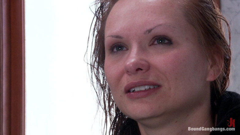 Bound Gang Bangs by Kink: Seksowna biznesowa dama jest obezwładniona i gang wyruchana w publicznej...