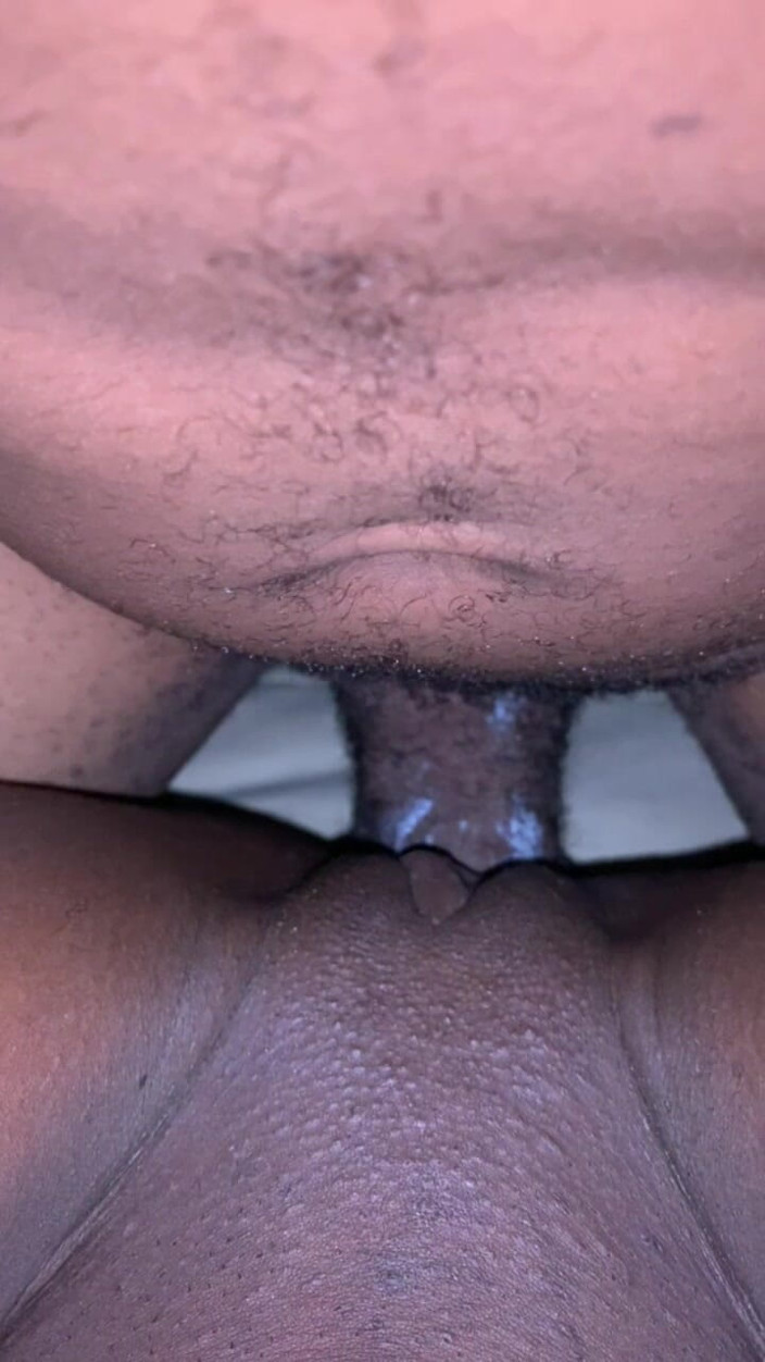 DivaHouz: Romige zwarte tiener wordt tijdens het uitgaan op het bed...
