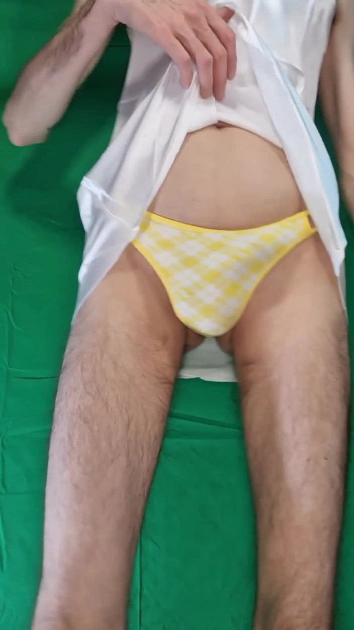 HeIsSooThin: Gelber plaidischer tanga und satin-weißes nachthemd