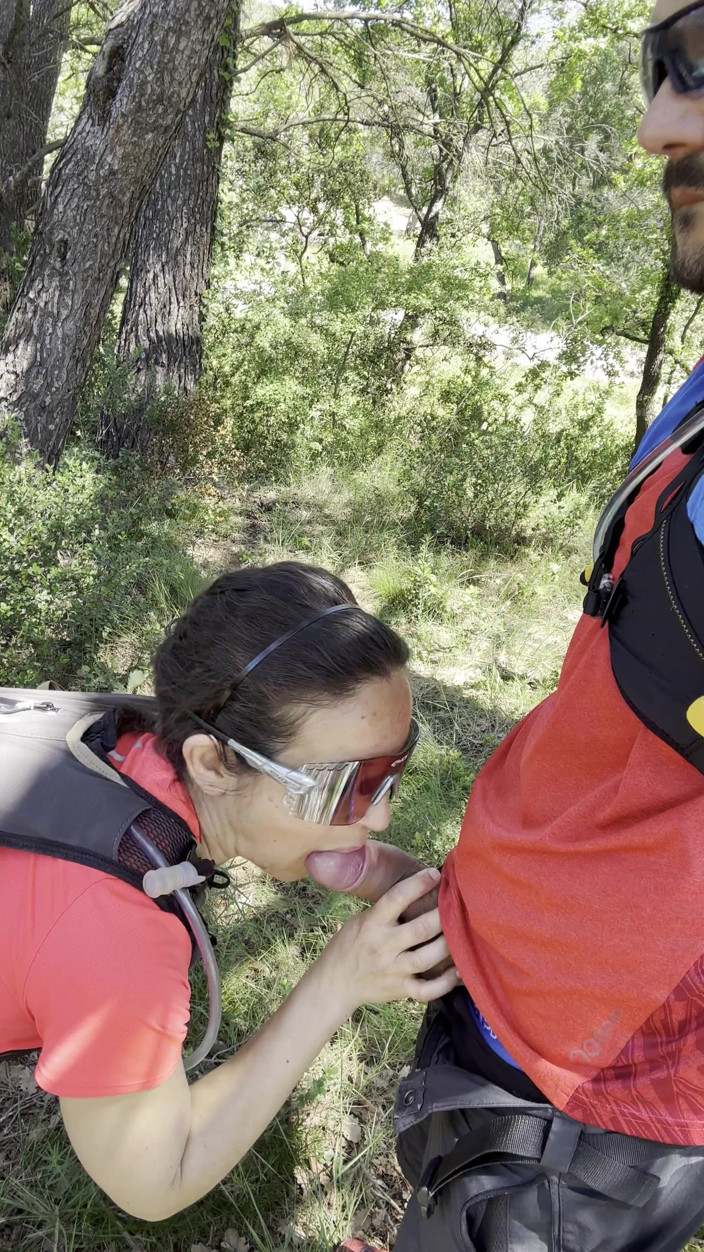 Dazzlingfacegirl: Blowjob beim wandern