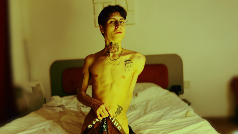 HotDogs studio: Zůstal jsem v hotelu a rozhodl se masturbovat, dokud se...