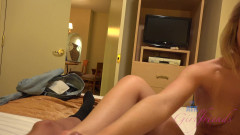 ATK Girlfriends: Dakota vám honí, takže se vystříkáš na nohy