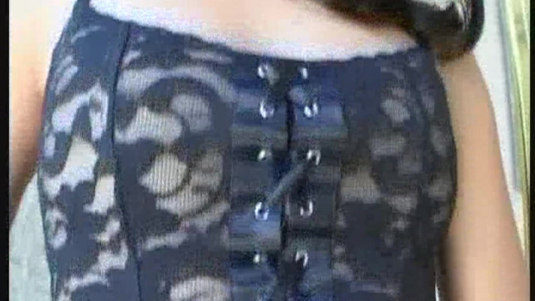 THAGSON 18+: 야외에서 황금 스트림으로 유리를 흠뻑 젖히는 미시 금발 밀프