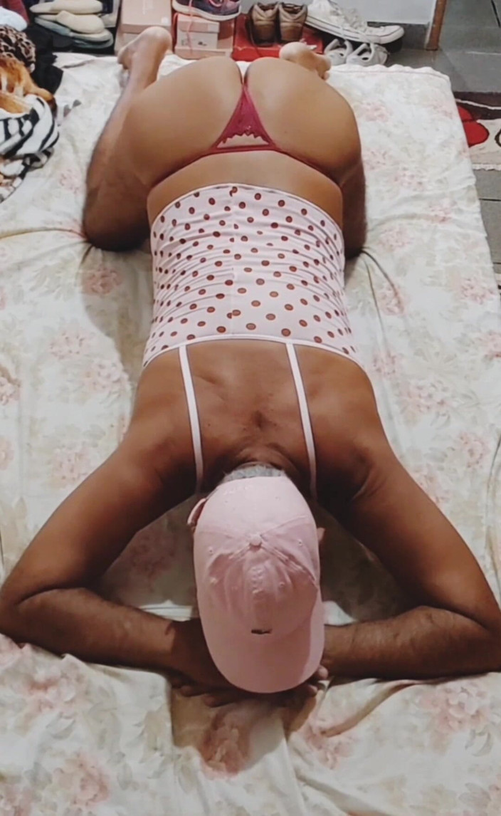 Ladysilvas: Ladysilva v posteli předvádí svůj sexy zadek v červených kalhotkách